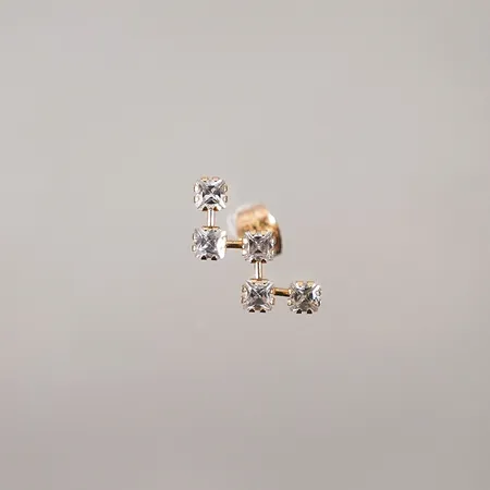 Udda örhänge med vita stenar bredd 15,3mm 18k Vikt: 0,5 g