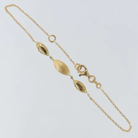 Armband med integrerade berlocker justerbar längd 17-19cm, bredd 5-1mm, GHA, 18K Vikt: 2,5 g