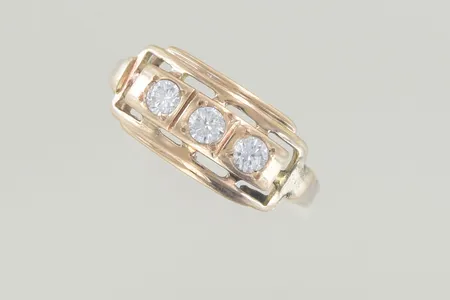 Ring med stenar stl: 17½ bredd 8 mm, 14K Vikt: 2,2 g