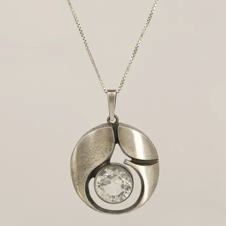 Hänge med slipad bergkristall samt Finnfeelings Karl Laine för Sten & Laine, Ø34,5mm, kedja Venezia längd 70,5cm bredd 1,1mm silver 925/1000 Vikt: 16,9 g