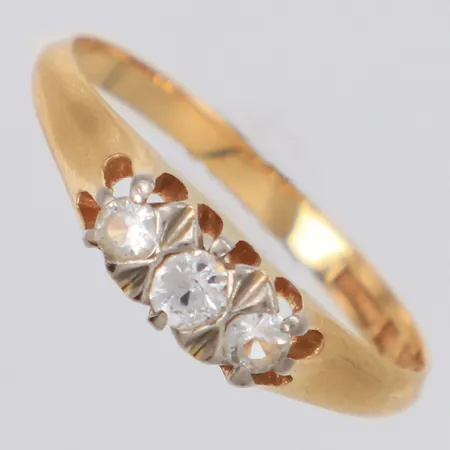 Ring med vita stenar stl:18, bredd 4mm, 18K Vikt: 2,3 g