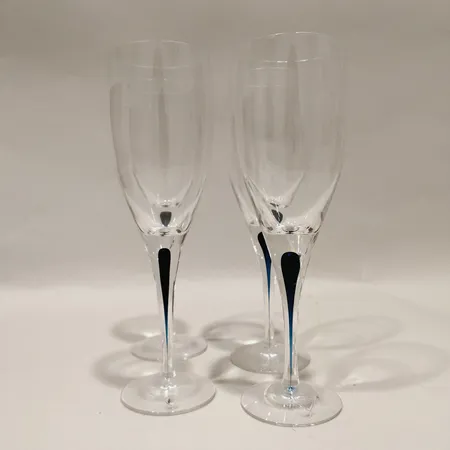 Fyra rödvinsglas höjd 21,5cm Ø5cm Intermezzo Orrefors design Erika Lagerbielke etikettmärkta slitage på originalkartonger Skickas med postpaket.