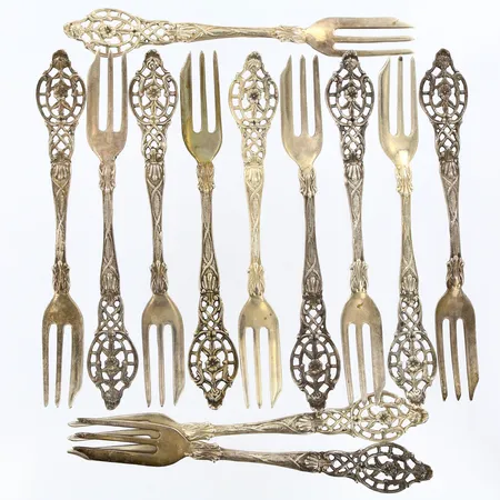 12 Tårtgafflar detaljerad dekor, längd ca 14cm, 830/1000 silver Vikt: 177 g