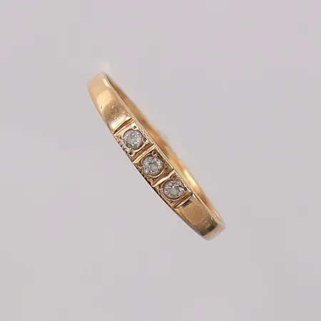 Ring med stenar stl:17, bredd 1,4-2,7mm. 18K  Vikt: 1,1 g