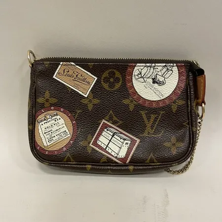 Väska Louis Vuitton Mini Monogram Patch Pochette, FL4008, monogramcanvas tryckt med reseklistermärken, guldfärgad beslag/kedja, märkt Louis Vuitton Paris made in France, längd 15cm, höjd 10cm, bredd ca 3cm, smärre bruksslitage, inga tillbehör