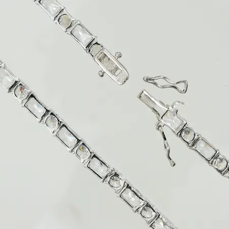 Halsband med vita stenar längd 43cm, bredd 4mm, ena låsåttan lös, Silver 925/1000, 27,8g bruttovikt