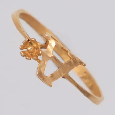 Ring med bokstav, stl17½, bredd 6mm, skev, 18K Vikt: 1,1 g
