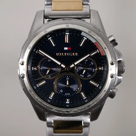 Herrur Tommy Hilfiger modell 1791937 45mm bruksslitage med skadat glas längst upp med låda och extralänk