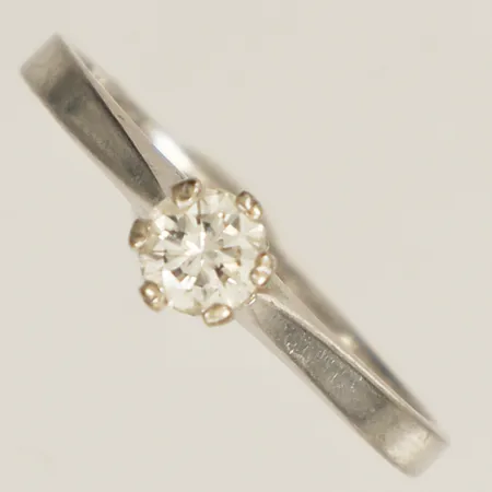 Ring med diamant 1xca0,35ct stl:19 bredd 5,3mm år 1970 vitguld 18K Vikt: 2,8 g