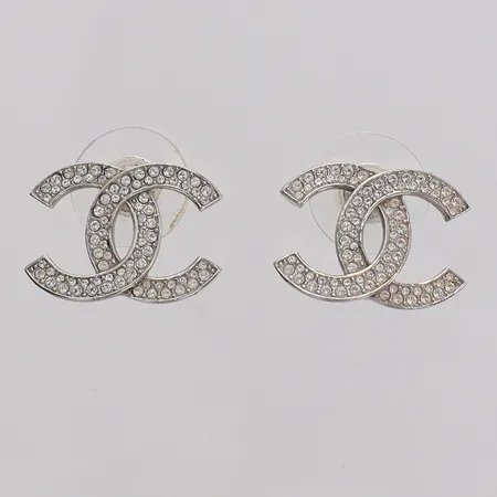 Örhängen Chanel Boucles Oreilles, höjd 13,2mm bredd 18,3mm, stenar, vitmetall, kvitto från Birger Jarlsgatan 2020, etui.