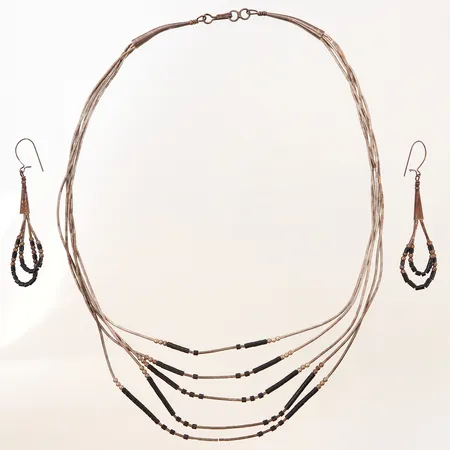 Smyckeset bestående av collier 44cm, samt örhängen 65mm inklusive krokar, 925/1000 Silver Vikt: 13,6 g