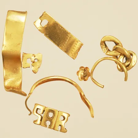 Diverse guld defekt gravyr 18K  Vikt: 5,7 g