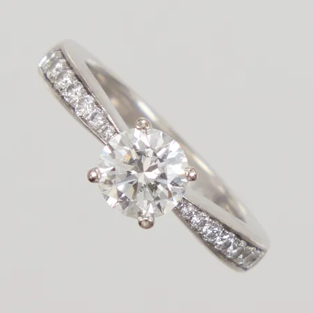 Ring med briljantslipade diamanter 1x ca 0,80ct ca Top Wesselton (G)/SI1, lasergraverad rondist GIA 3195108209 + 16x ca 0,005 - 0,02ct, stl 15½, bredd 2,6mm, vitguld 18K Vikt: 4,9 g
