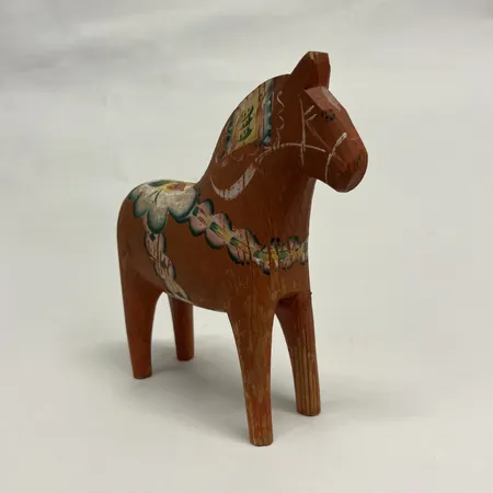 Dalahäst, höjd ca 18cm, tidigt 1900-tal, omärkt, färgbortfall, åldersrelaterat slitage
