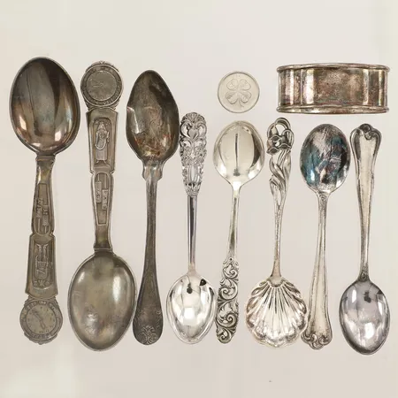 Åtta skedar, 1 servettring, 1 mynt gravyr defekta silver Vikt: 148,6 g