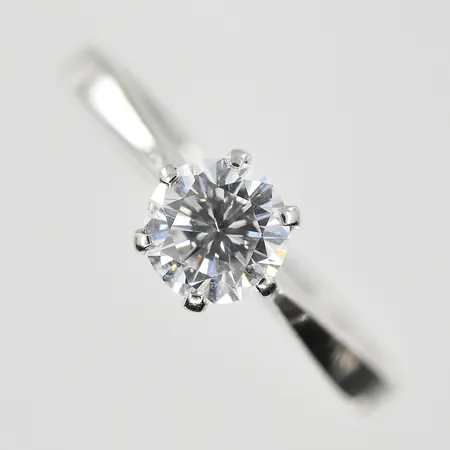 Ring med briljantslipad diamant 0,65ct W/SI stl:17½, bredd 2-6mm, höjd 7mm, vitguld, 18K. Vikt: 2,7 g