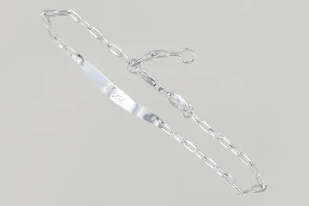 Armband med bricka längd 13-15 cm, bredd 2-4 mm, graverad 14K  Vikt: 1,8 g