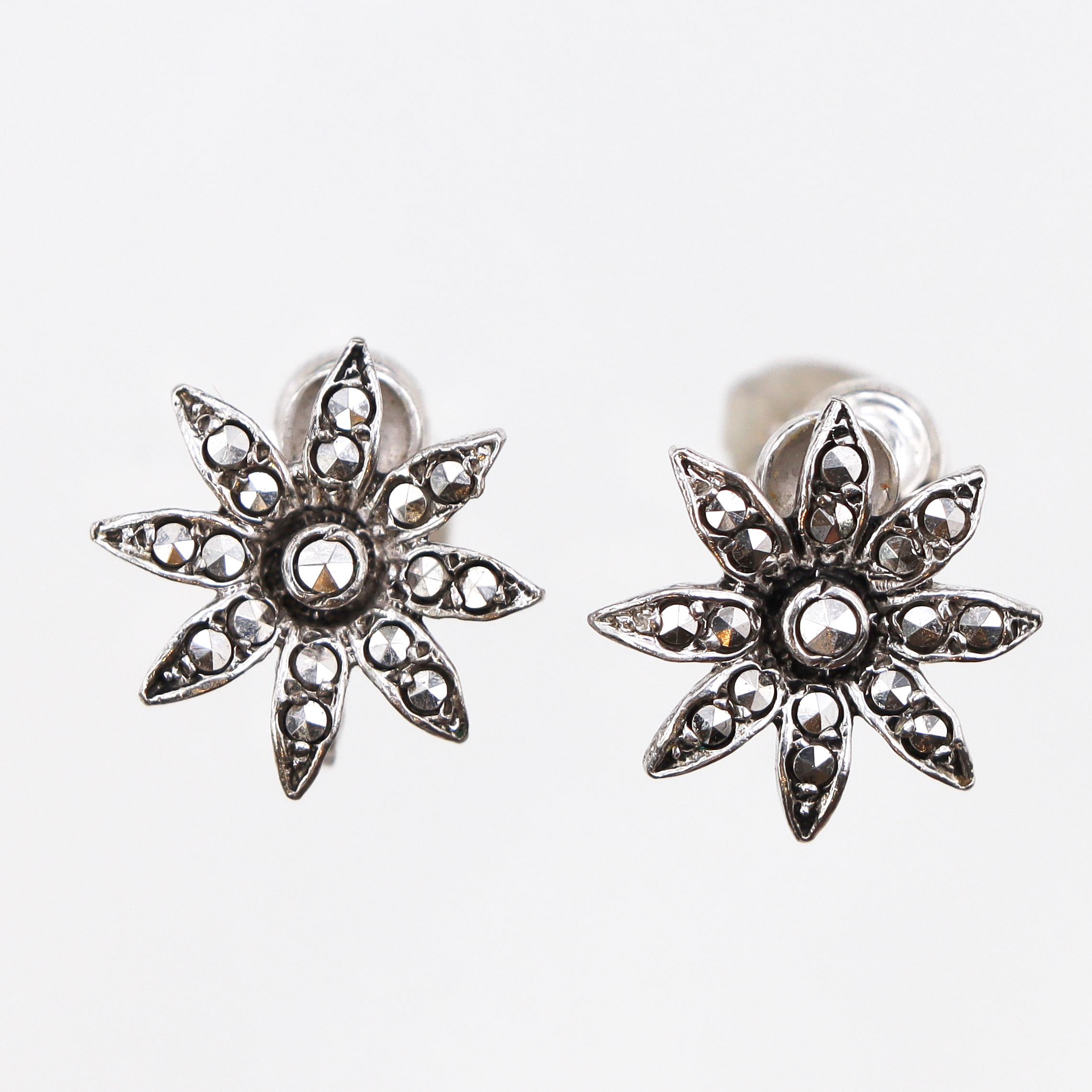Ett par örhängen med markasiter, Ø13mm, skruvfästen, 835/1000 silver Vikt: 3,1 g