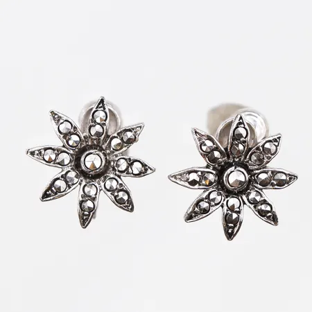 Ett par örhängen med markasiter, Ø13mm, skruvfästen, 835/1000 silver Vikt: 3,1 g