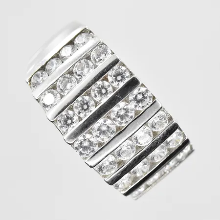 Ring med vita stenar stl:18¼, bredd 5-11mm, silver 925/1000. Vikt: 5,8 g