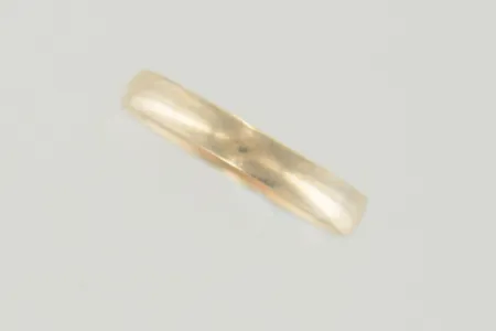 Ring stl: 18¾ bredd 4 mm, graverad 9K Vikt: 1,4 g