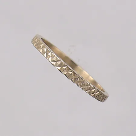 Ring mönstrad stl:18, bredd 2,1mm, vitguld, i behov av rodiering. 18K Vikt: 1,9 g