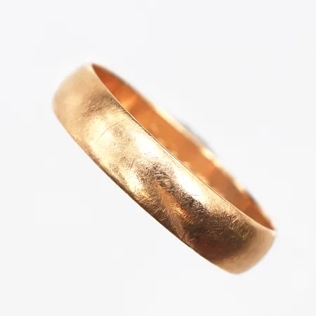 Slät Ring Stl:19, bredd: 4,8mm, gravyr, något skev skena, 18K Vikt: 3,6 g