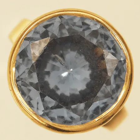 Ring med syntetisk spinell stl:16¼ bredd 15,0mm år 1920 14K Vikt: 5,1 g