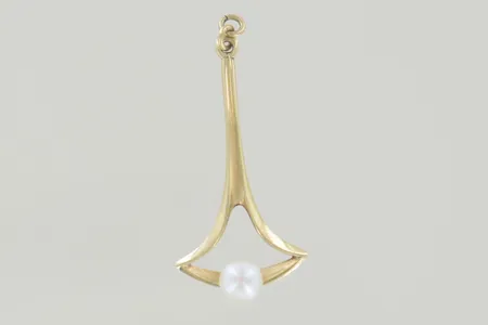 Hänge med pärla längd 3,7 cm bredd 1,8 cm, 14K Vikt: 1,4 g
