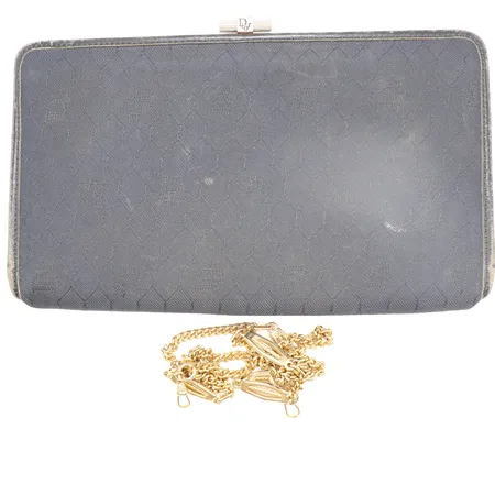 Kuvertväska Dior, mörkblå monogramcanvas med detaljer i skinn samt i gulmetall, ca 1980-tal, mått 24 x 15cm, fläckar och slitage på lädret, med kedja i gulmetall, går ej att fästa Skickas med postpaket.