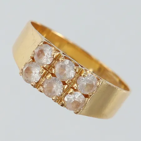 Ring med vita stenar stl:17¾ bredd 6,2mm, något skev skena 18K Vikt: 3,3 g