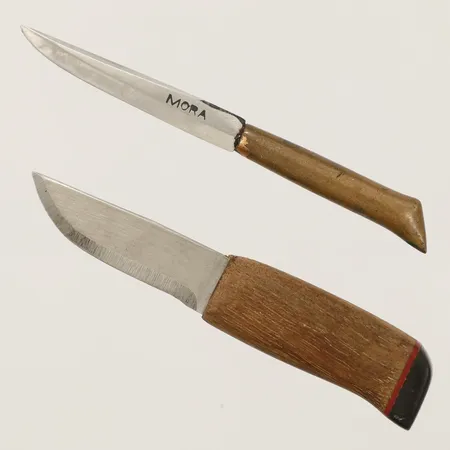 Två små knivar varva en med handtag i trä, längd ca 7cm Mora