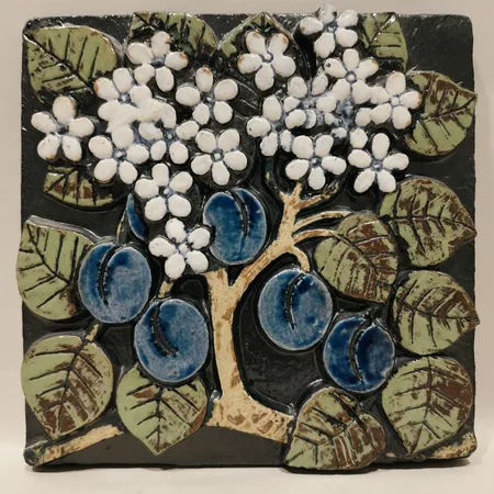 Väggplaket Plommon ur serien Pomona Lisa Larsonmått 22x21,5cm, keramik, glaserat stengods, stor spricka på baksida, nagg i hörn,  stämpelsignerad Lisa L, Gustavsberg  Skickas med postpaket.