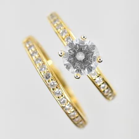 2 ringar med vita stenar stl:16, bredd 2-6mm, förgyllda, silver 925/1000. Vikt: 3 g