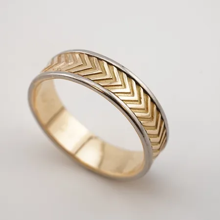 Ring, stl 20(63), bredd 6mm, 18k, gravyr Vikt: 7 g