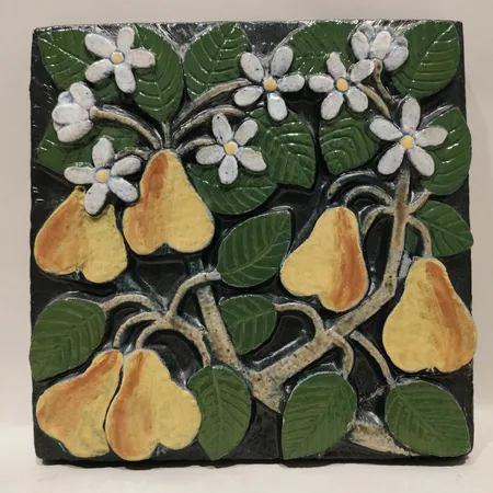 Väggplaket Päron ur serien Pomona Lisa Larsonmått 22x21,5cm, keramik, glaserat stengods stor spricka i ena hörnet stämpelsignerad Lisa L, Gustavsberg Sweden  Skickas med postpaket.