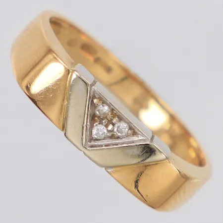 Ring med diamanter 3x ca 0,01ct stl:17, bredd 4,8mm, tvåfärgad, något skev, 18K Vikt: 3 g