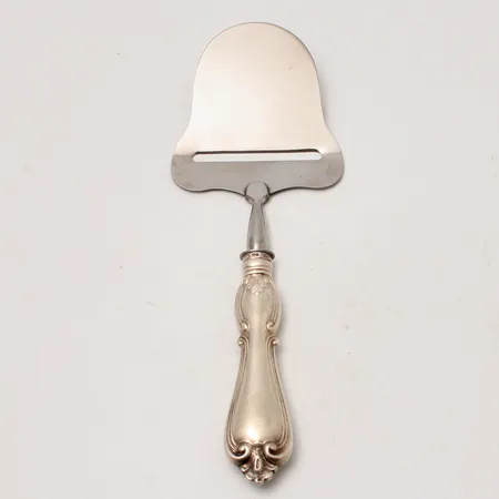 Osthyvel i silver, längd ca 21,5cm, modell Olga, 830/1000, hyveldel i stål, bruttovikt 102,2g. 