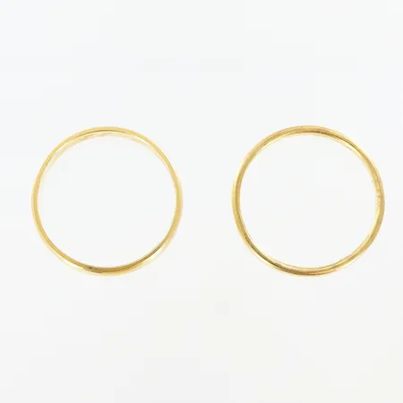 2 ringar släta stl:16¾ gravyr 18K. Vikt: 4 g