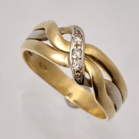 Ring stl:15½ bredd 2,9-7mm, 3st diamanter, mått 1,3mm, vitgulds detalj, 18K, 2,75g.