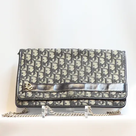 Kuvertväska Christian Dior made in France med kedja monogramcanvas, ca 28x18cm, defekt låsmekanism, visst slitage, fläckar, ställvis hårt slitage, med skador, ca 1980-tal Skickas med postpaket.