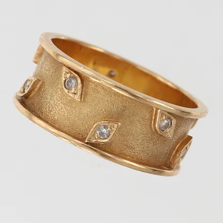 Ring med diamanter 10x 0,02ct stl:20 bredd 9mm gravyr 18K Vikt: 6 g