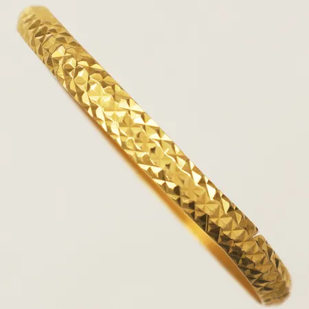 Armring hamrad dekor Ø6cm bredd 6,5mm defekt ostämplat 20K Vikt: 11,3 g