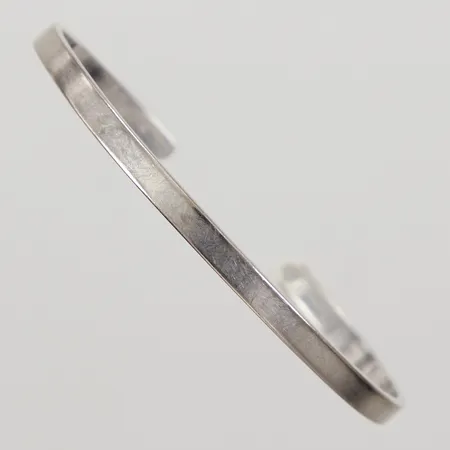 Armring, öppen modell, Ø5,8cm, inre omkrets ca 16,5cm, bruksskick, vitguld, Guldsmeden Manuel år 2013, 18K Vikt: 12,4 g