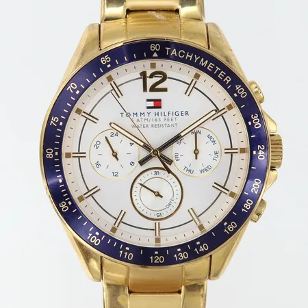 Herrur Tommy Hilfiger quartz kronograf guldfärgat stål ref-nr: TH.263.1.96.1795 viklås smutsfläckar, går ej.
