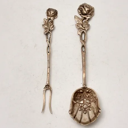 Sockersked och plockgaffel i silver, längd sockersked ca 11cm, längd plockgaffel ca 9,5cm, 830/1000, 17,65g.