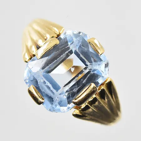Ring med ljusblå sten stl:18¼, bredd 2-12mm, sliten/naggad sten, 18K. Vikt: 4,5 g