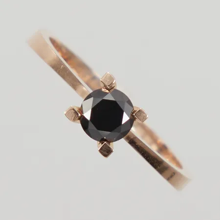 Ring med svart sten stl 18, bredd 1,2-5,5mm, 14K Vikt: 2,6 g