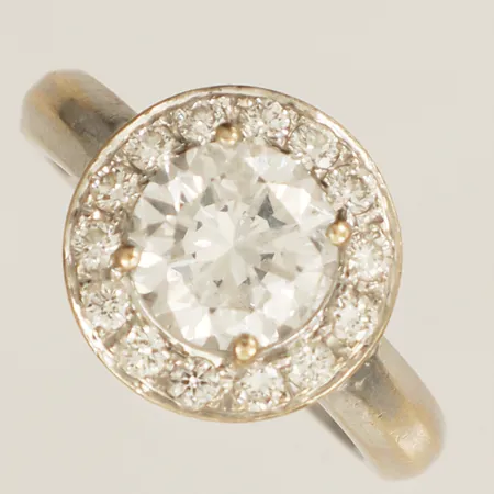 Ring med briljantslipade diamanter 1xca 2,00ct R(E)/P1 samt 14xca 0,42ctv ca TW/VS stl:16½ bredd 12,7mm en diamant med nagg på kuletten diamant sitter löst i sin fattning behov av rodiering certifikat från International gemological institute 2017 vitguld 18K Vikt: 6,3 g
