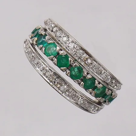 Ring med smaragder och 8/8-slipade diamanter 30xca0,01ct, stl:15½ bredd 3-8,5mm, rörliga delar, flertal smaragder med skador, ostämplad 18K Vikt: 5,1 g